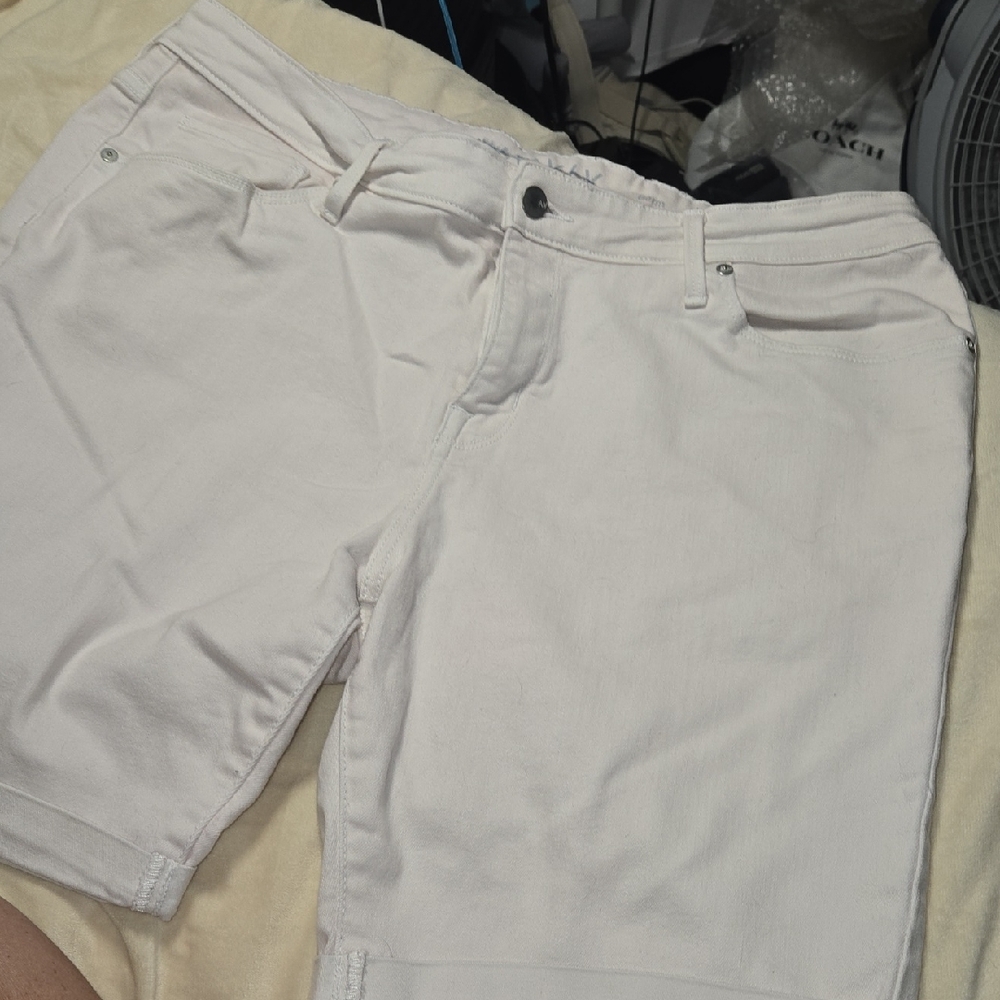 Ava & Viv Classic White Women's Bermudas